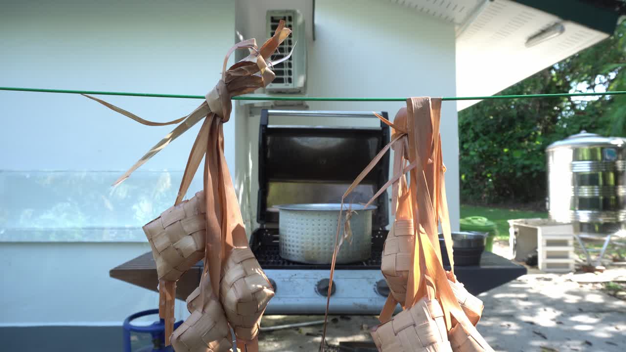 케투파트 (ketupat) 는 인도네시아에서 이슬람의 축제 기간 동안 특별한 음식입니다.