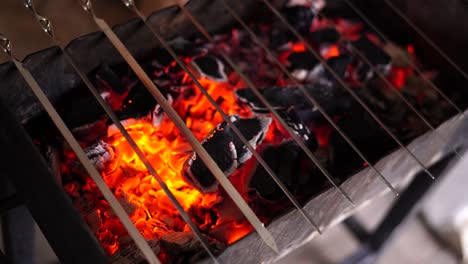 barbacoa rusa. mangal - brasero entre los pueblos de oriente medio, un cuenco de cobre en las piernas con amplios campos horizontales, dos manijas de transporte y una tapa hemisférica.