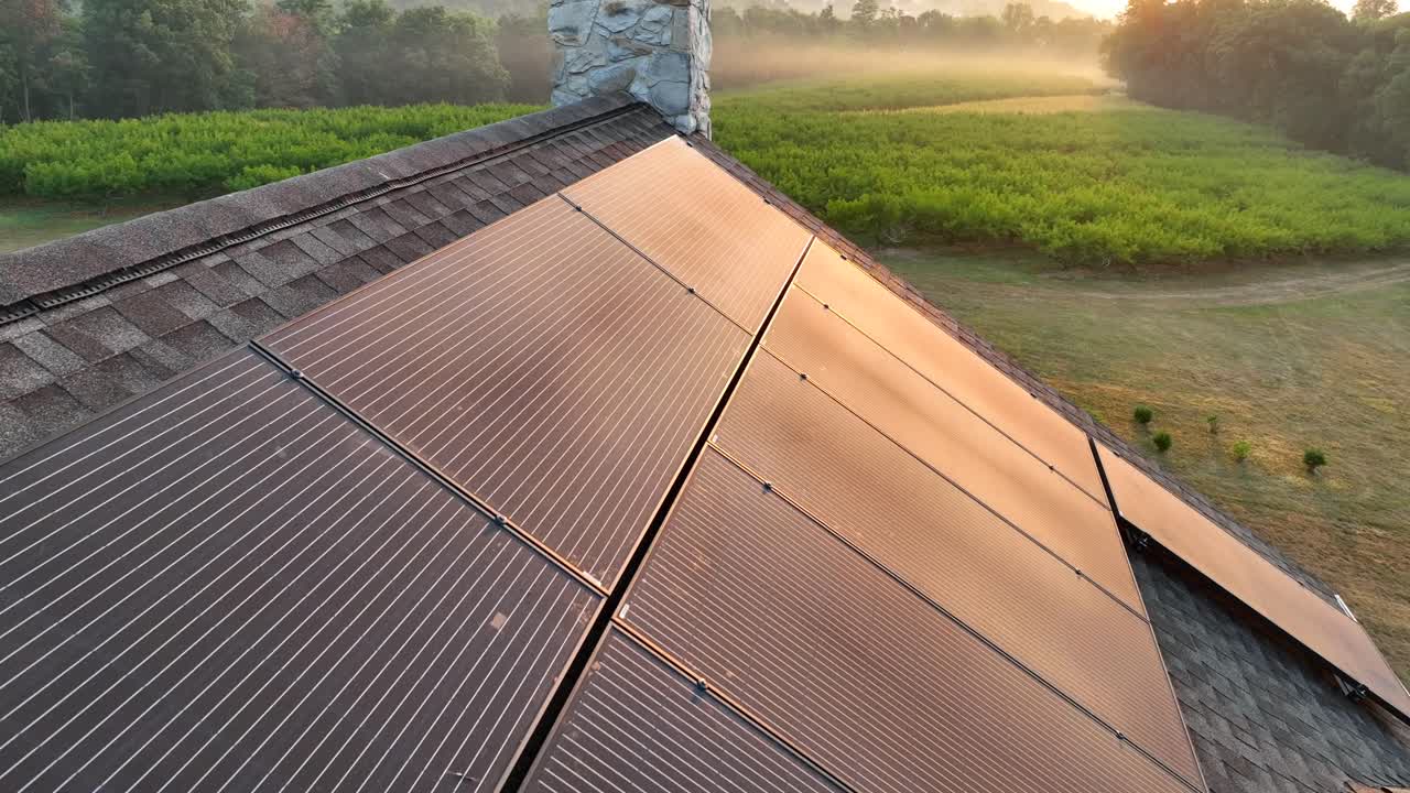 los paneles solares recogen la luz de la mañana de la hora dorada