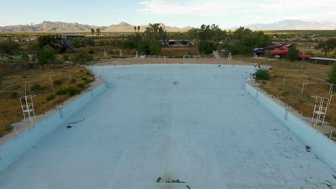 disparo de drones de un parque acuático abandonado que comienza sobre una piscina de olas, en los rompeolas en tucson, arizona
