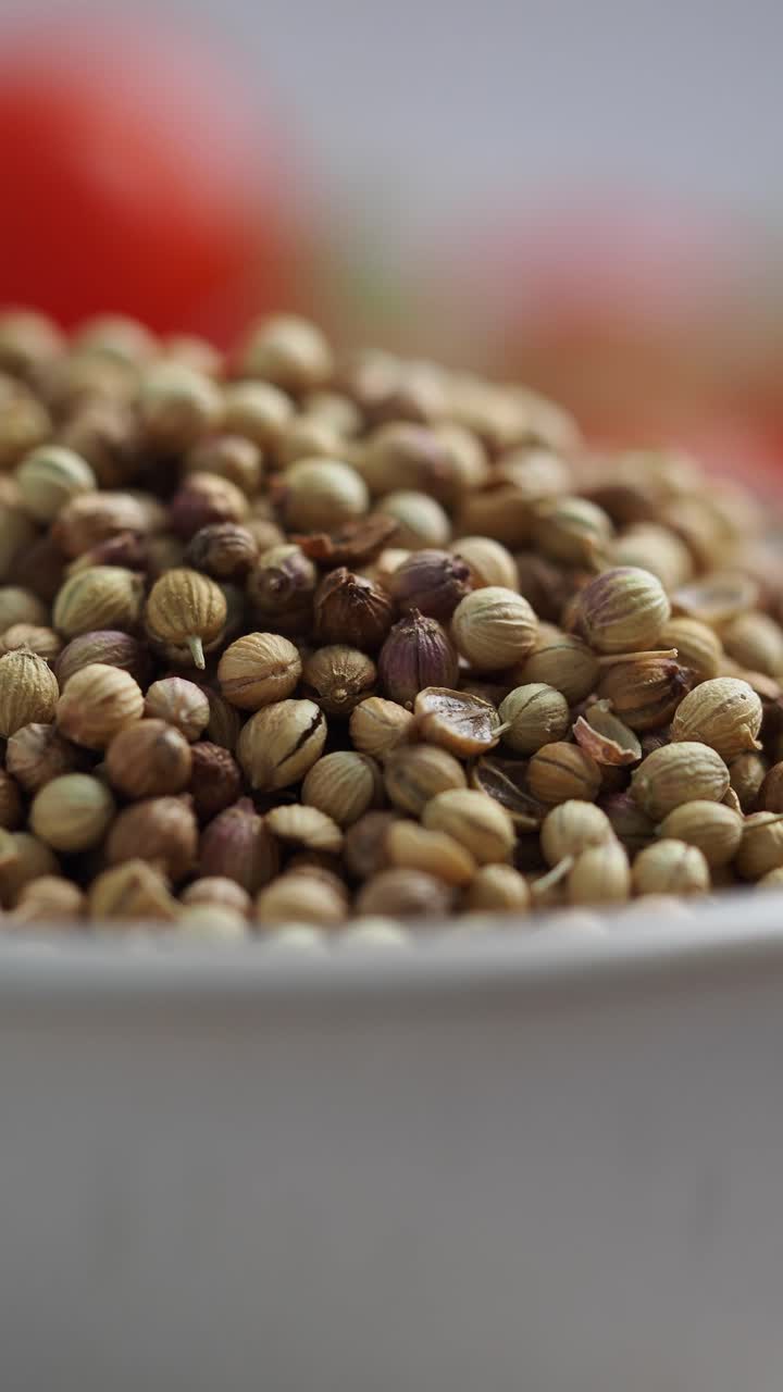 Primer plano de semillas de cilantro en un cuenco blanco