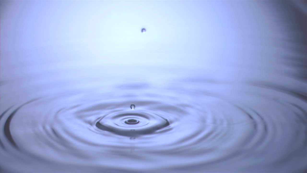 las olas caen en cámara súper lenta