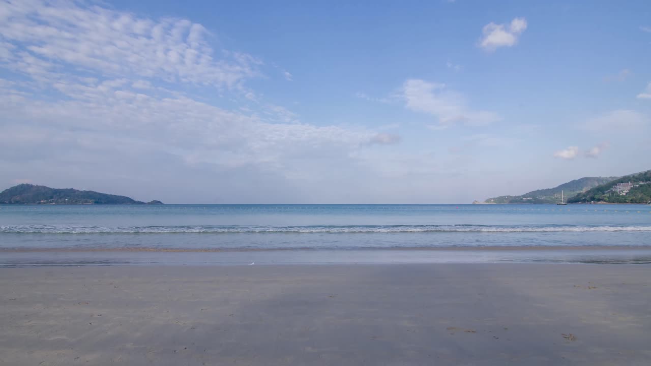 타임랩스 여름 비디오 하얀 모래 해변, 평화로운 바다, 맑고 푸른 하늘이 있는 낮에 코코넛 야자수가 있는 해변의 4k