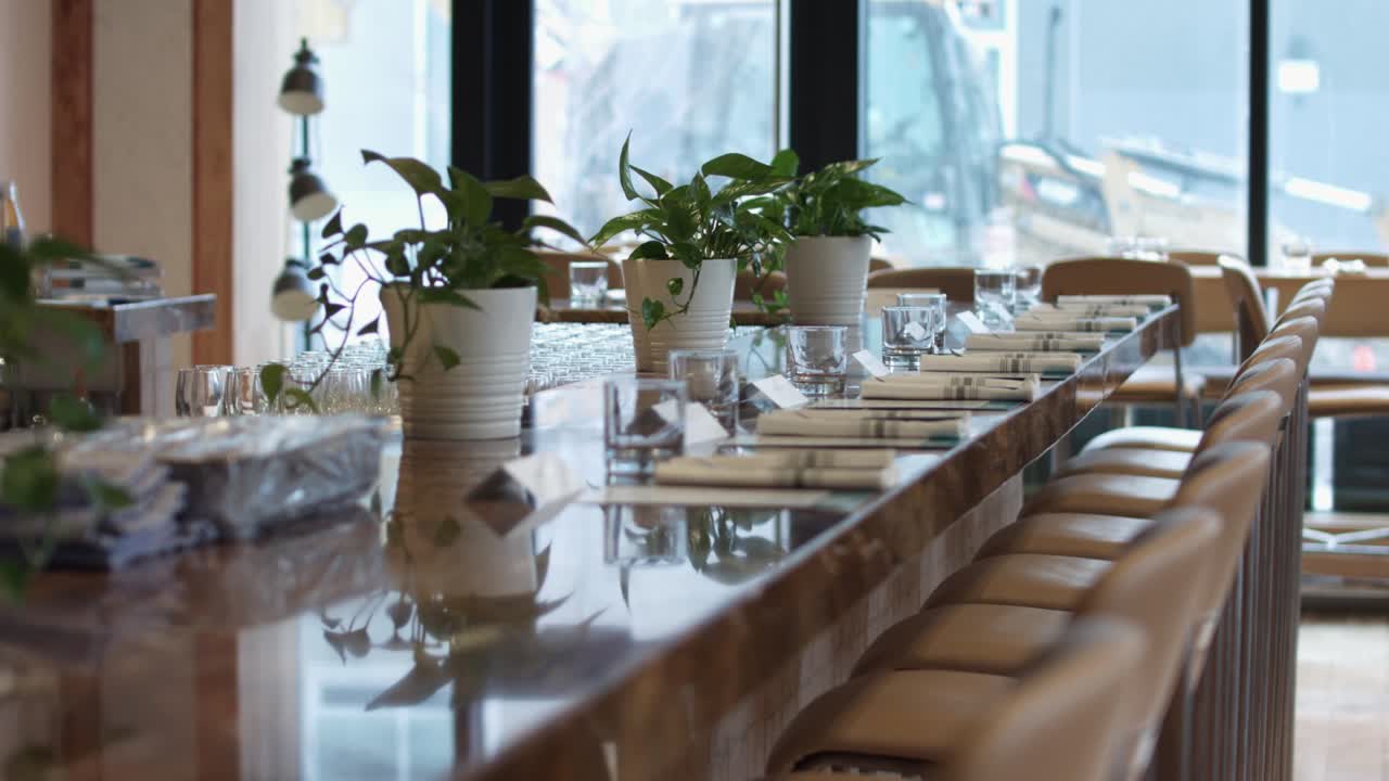 바 카운터는 레스토랑에서 저녁 식사 준비가 되어 있습니다.