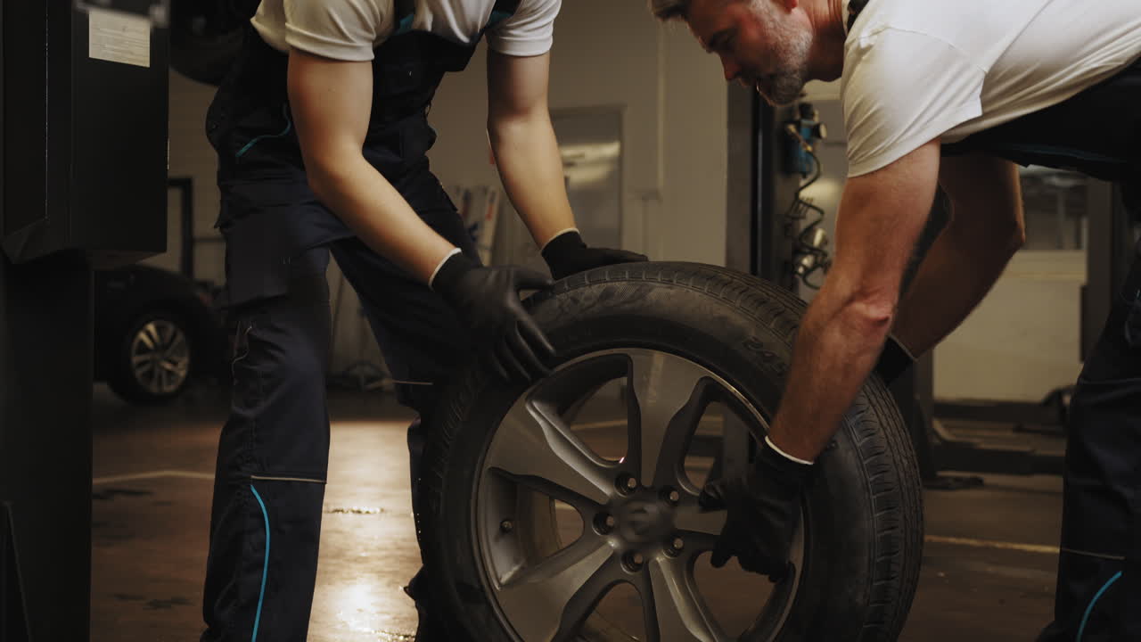 reemplazo de neumáticos de automóviles por mecánicos