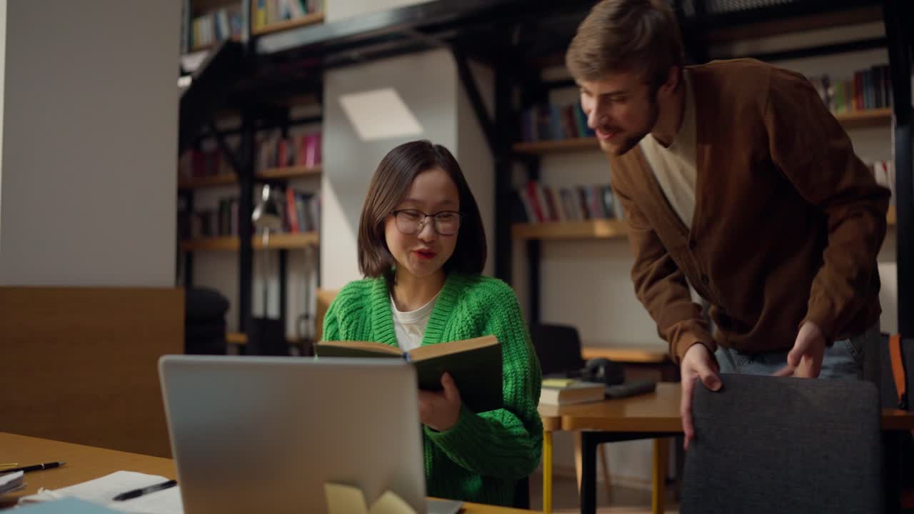 estudiantes discutiendo en una biblioteca