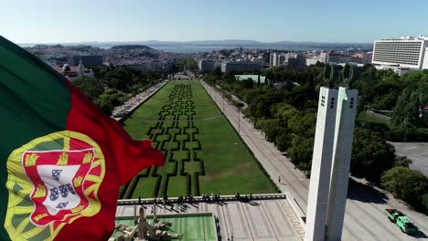 bandera nacional portuguesa en movimiento en lisboa, portugal