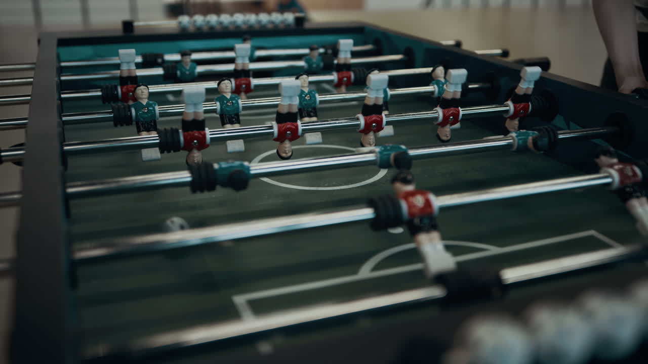 mesa de juego de futbolín de primer plano con figuras de plástico en miniatura. entretenimiento para adolescentes.