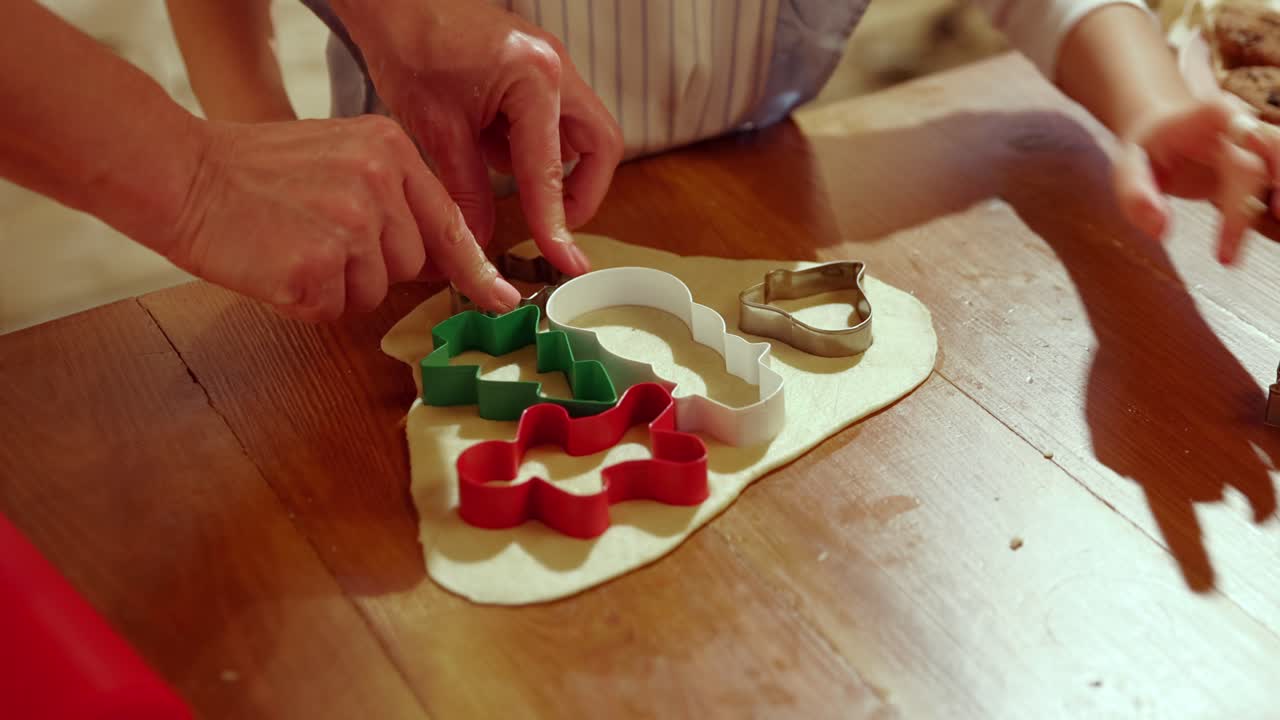 niños horneando galletas de navidad