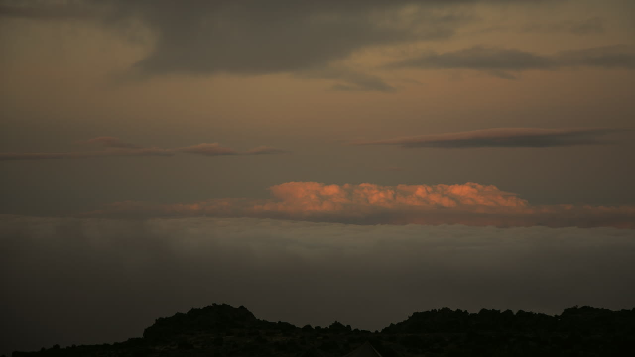 킬리만자로 산에서 롤링 구름 timelapse