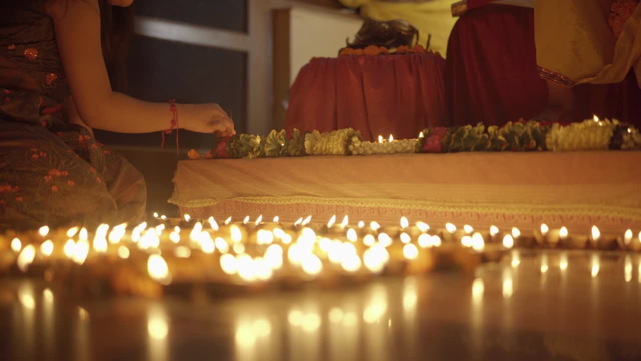 iluminando las dias en casa. celebrar el festival indio.