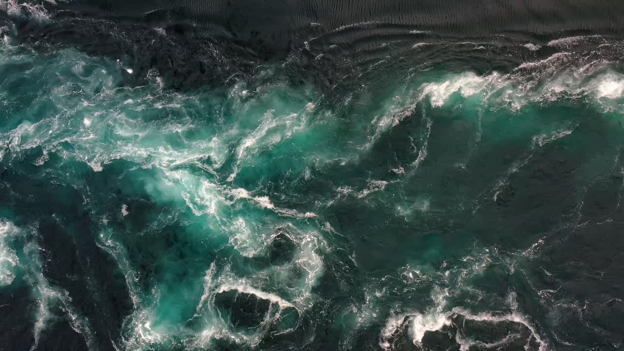 강과 바다의 물의 물결은 물결이 높고 낮을 때 서로 만납니다.