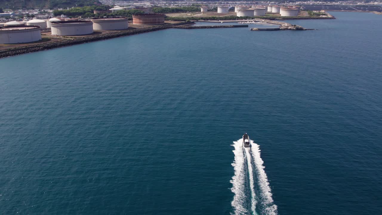 드론이 석유 크 위를 날아다니는 일본 와카야마 해 연안 파란 해변 목적지, 여행 일본 아시아