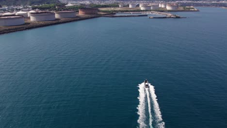 Drone-Aéreo-Vuela-Sobre-Tanques-De-Petróleo-Refinería-Japonés-Wakayama-Mar-Costa-Azul-Destino-De-Playa,-Viajando-Japón-Asia