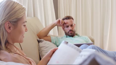 pareja acostada en un sofá el uno sobre el otro