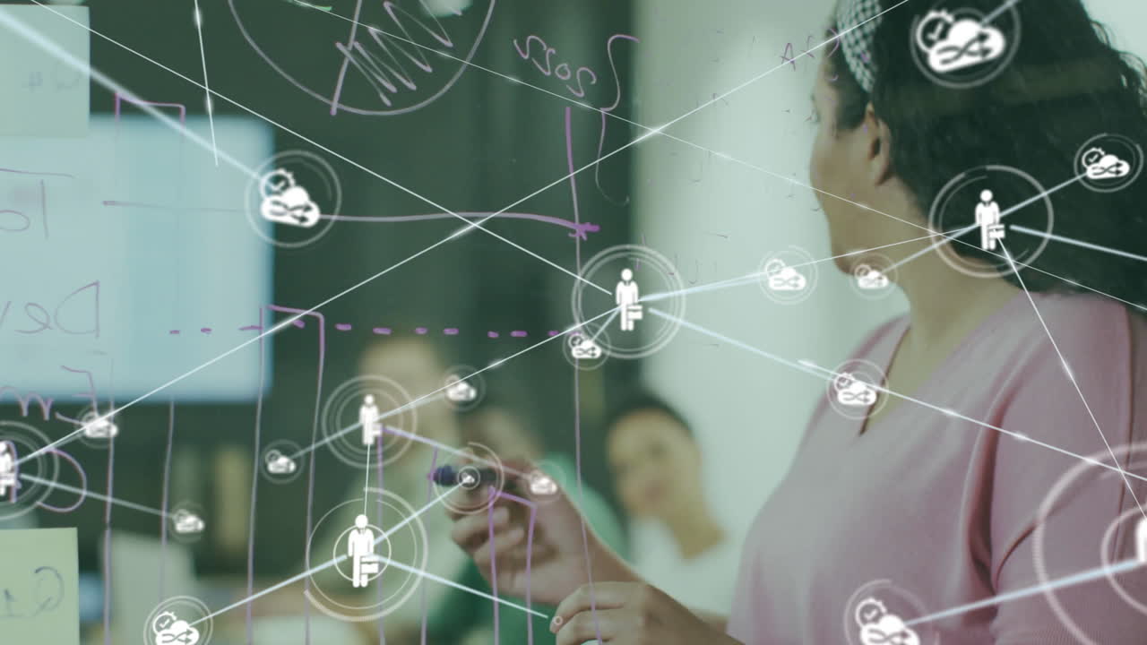 animación de iconos conectados sobre diversas mujeres explicando informes en tablero transparente a los compañeros de trabajo