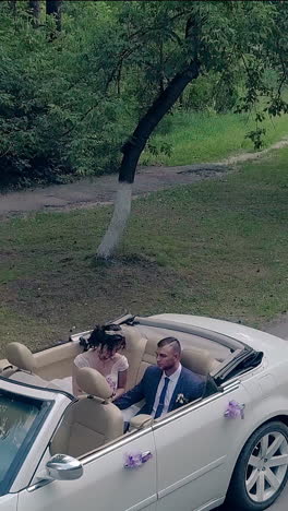 wedding couple in convertible car