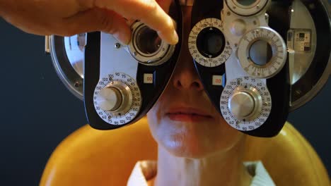 optometrista examinando los ojos del paciente con un espejo 4k