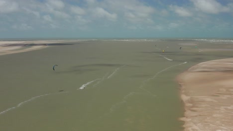 Aéreo:-La-Laguna-De-Atins,-Brasil-Con-Gente-Haciendo-Kitesurf