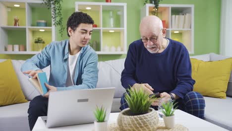 El-Abuelo,-Que-Encuentra-Un-Problema-Mientras-Usa-El-Teléfono,-Le-Pregunta-A-Su-Nieto-Y-Se-Entera-Del-Problema.