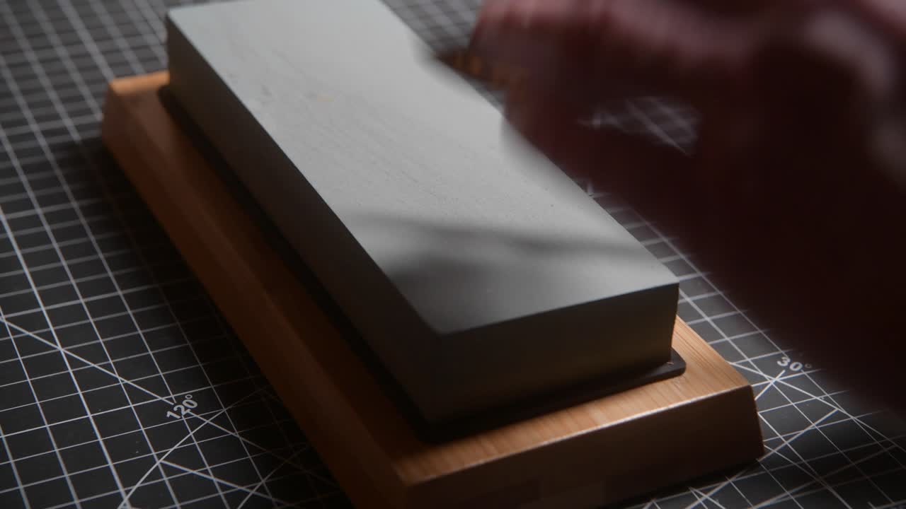 afilar un cuchillo de bushcraft a un borde de afeitar en una piedra afilada