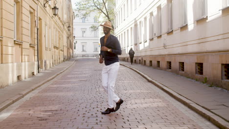 afro caribeño bailando salsa en la calle