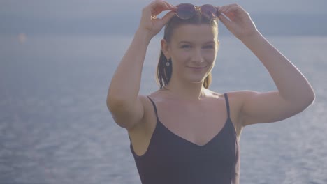 Hermosa-Niña-Sonriente-En-La-Playa-En-Un-Día-Soleado