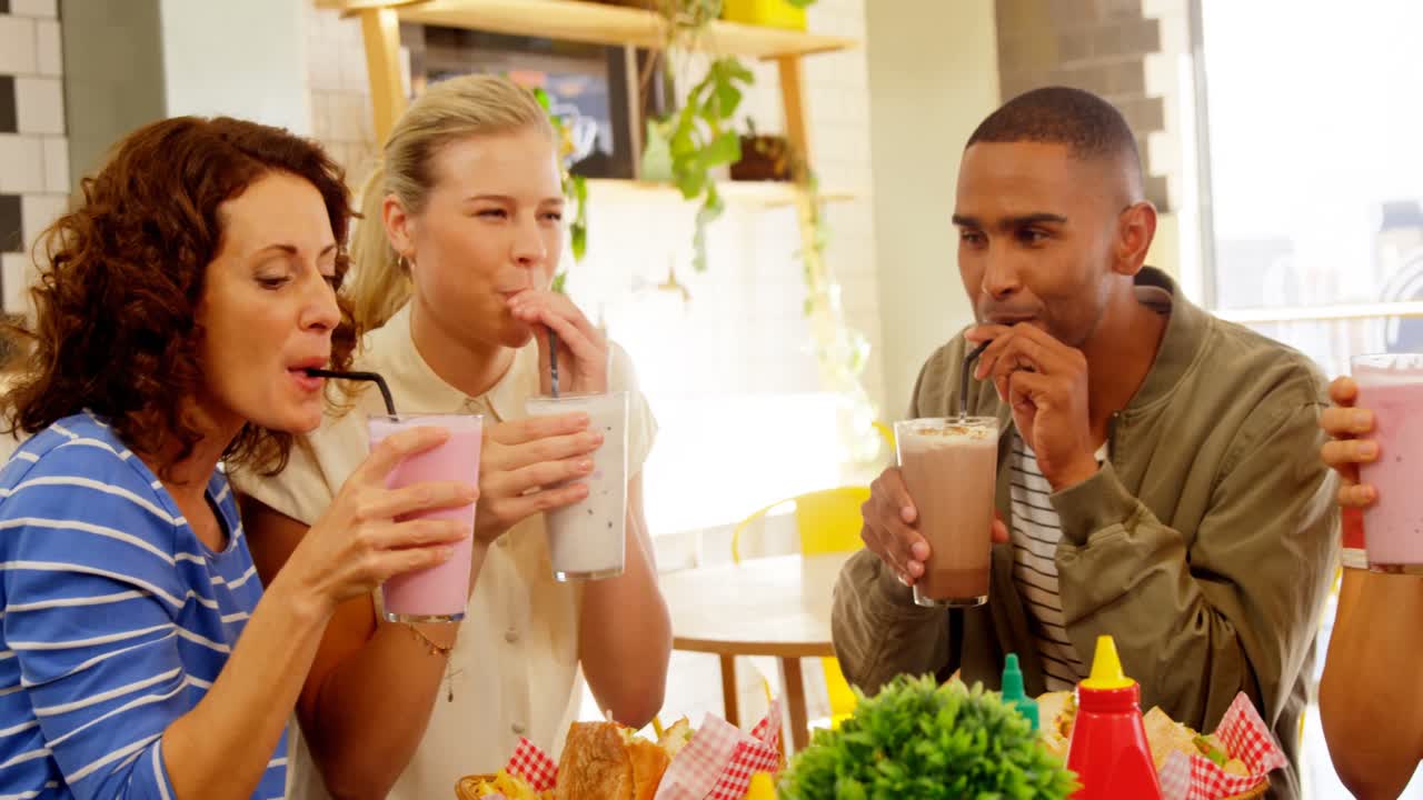 ejecutivos felices teniendo batido de leche 4k