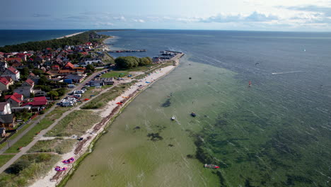 Vista-Aérea-De-Los-Asentamientos-En-La-Ciudad-Turística-De-Kuźnica-En-El-Voivodato-De-Pomerania,-Polonia.