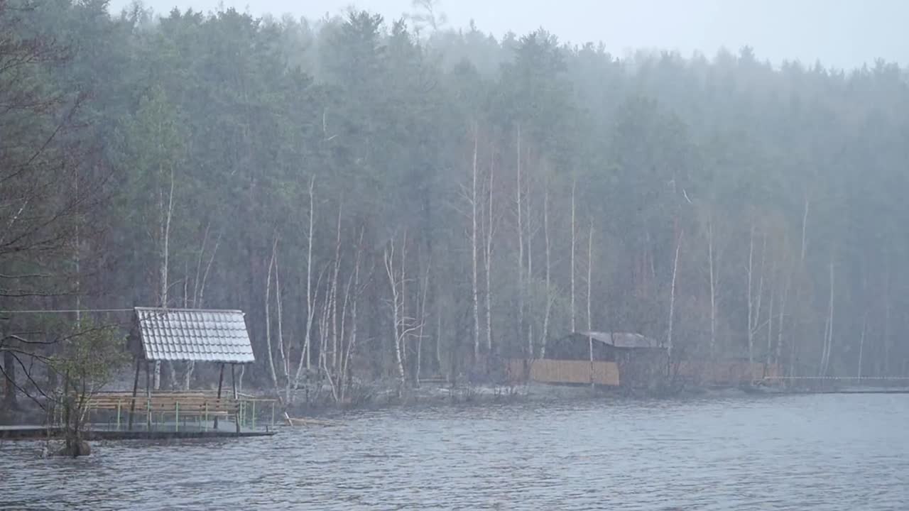 дождливый день в хижине на берегу озера