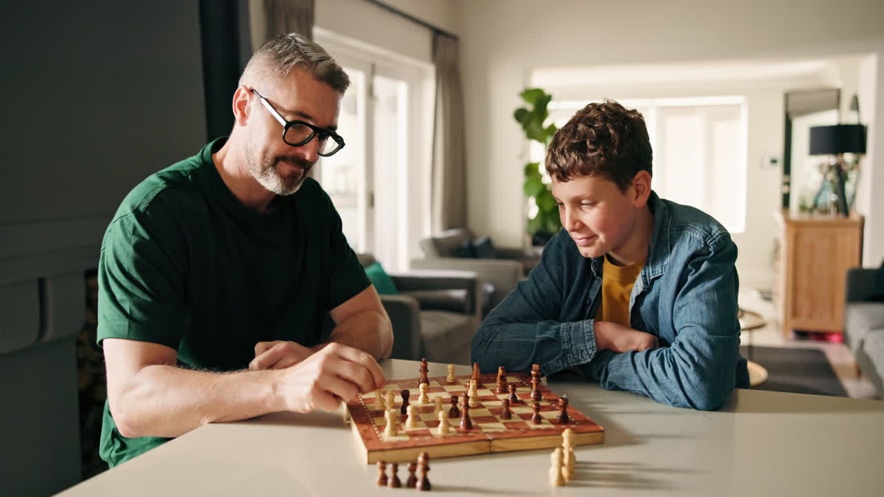padre e hijo jugando al ajedrez