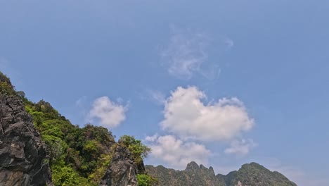 푸른 하늘 아래의 산의 파노라마 풍경