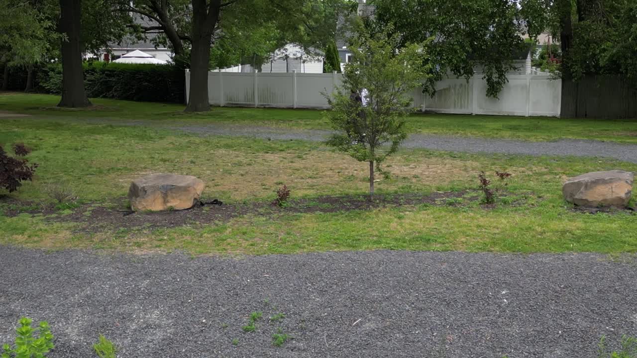 구름이 많은 날 뉴욕의  ⁇ 리 스트림에 있는 공원의 낮은 고도 드론 전망