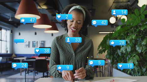animación de iconos de las redes sociales sobre una mujer afroamericana hablando mirando a la cámara en la oficina