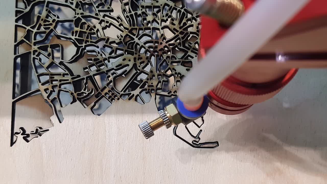 máquina de procesamiento de madera con láser de quemado por cnc, tecnología moderna en la industria.