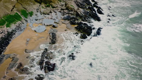 Wellen-Des-Atlantischen-Ozeans-In-Superzeitlupe-Treffen-Auf-Felsen-Am-Strand