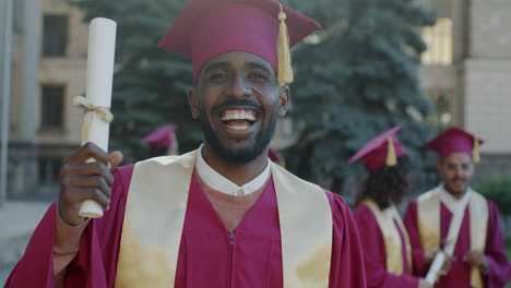 graduado feliz con un diploma
