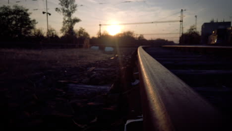 Estación-De-Tren-Al-Atardecer---Rieles