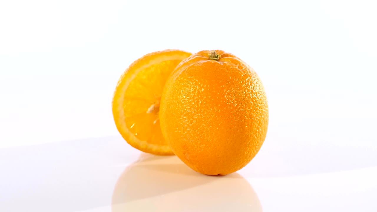 오렌지 위에 회전하는 조각