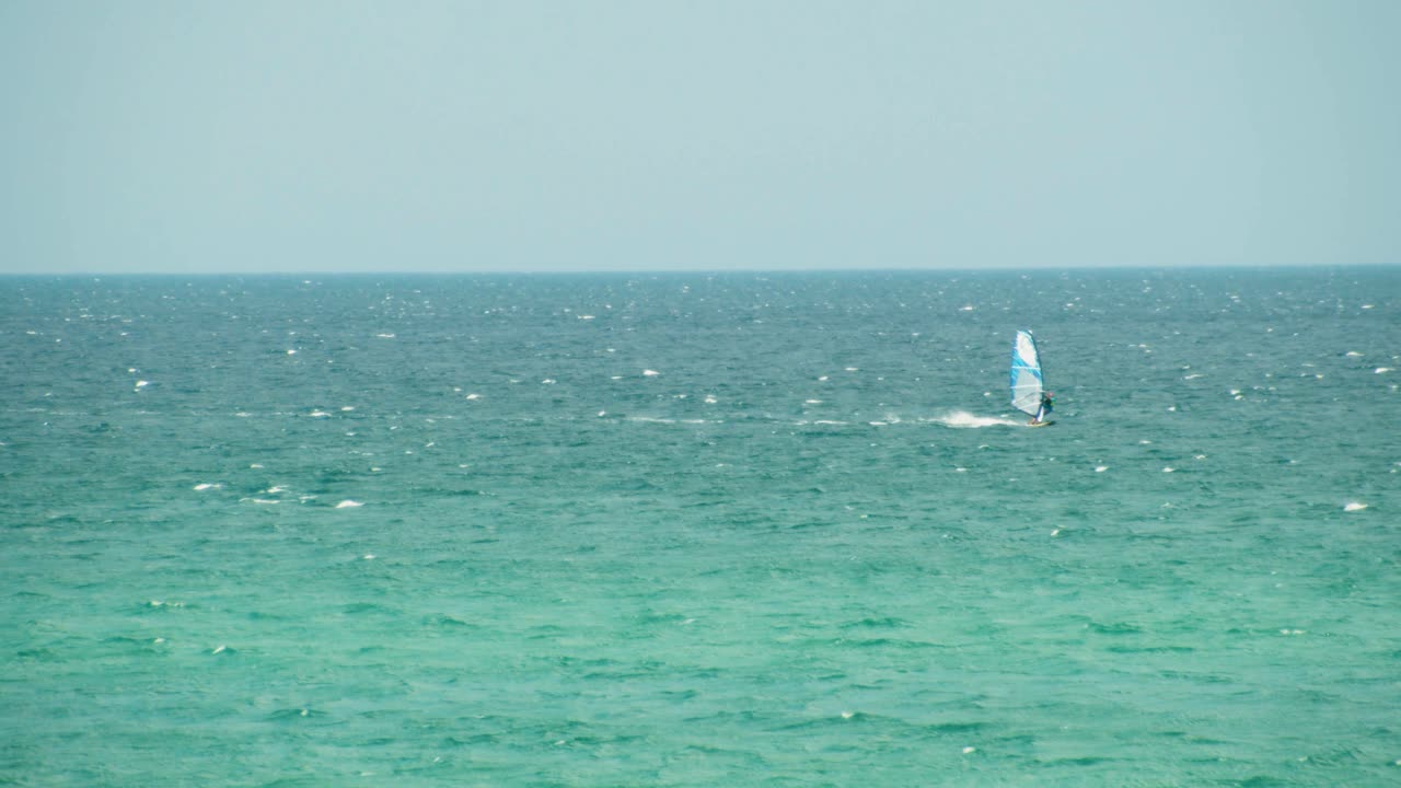 푸른 바다에서 윈드서퍼