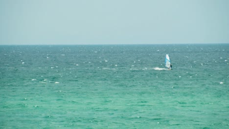 windsurfista en un océano turquesa