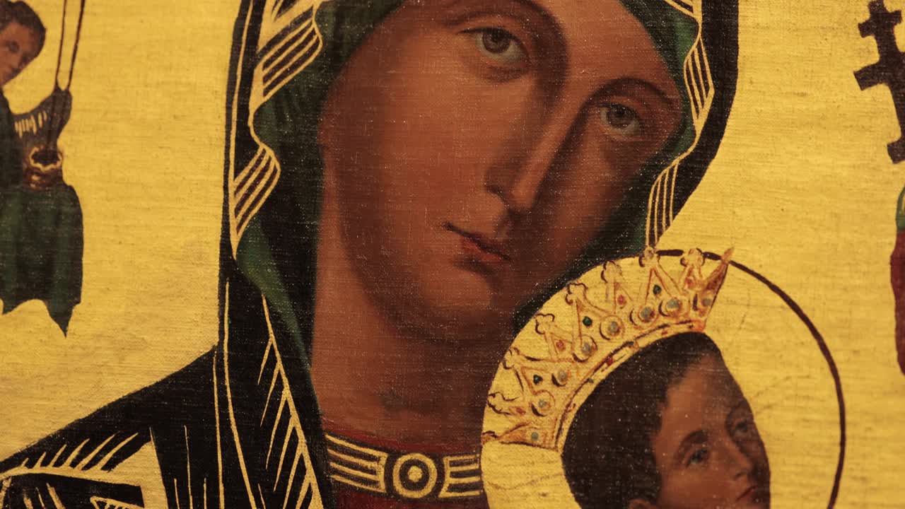 una vieja pintura de la virgen maría con el niño jesús de una iglesia en europa central, capturada en resolución 4k