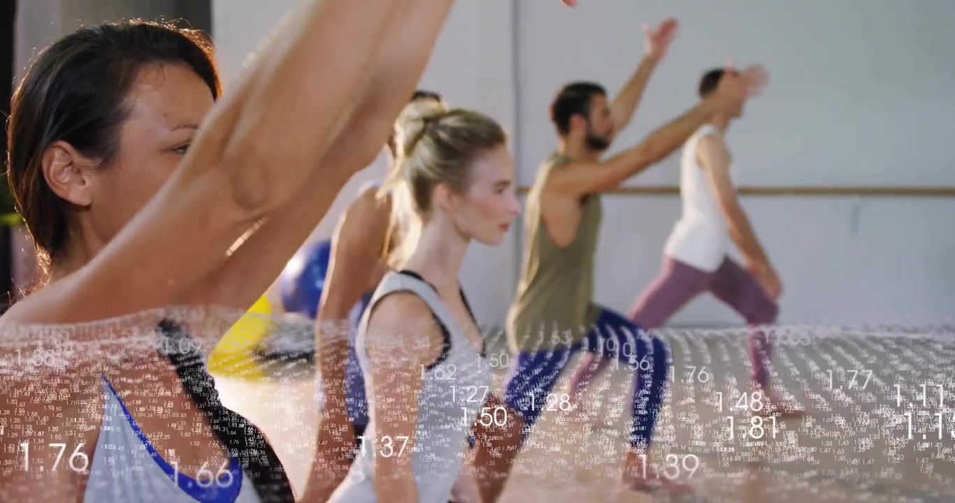 Fitness skupina provádějící výpady a zvedající ruce podle pokynů instruktora, zatímco datová mřížka sleduje pohyb.