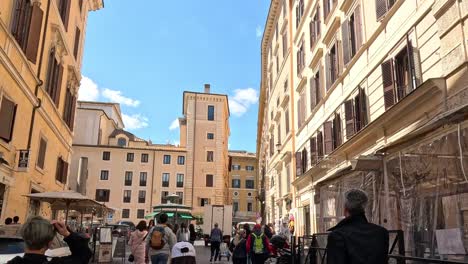 multitudes se reúnen en una histórica plaza romana