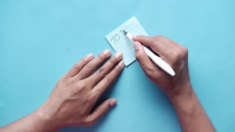 persona que escribe una lista de cosas por hacer