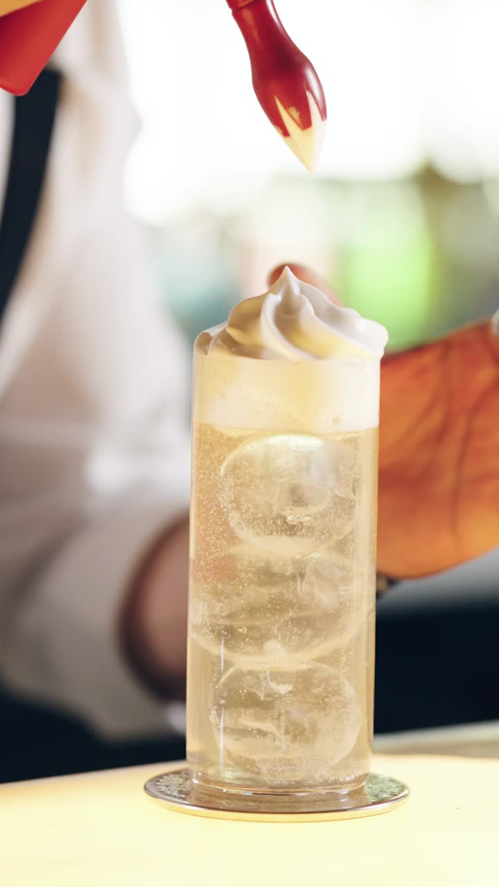 Profesyonel Barmen, Highball Kokteyli Köpükle Süslüyor