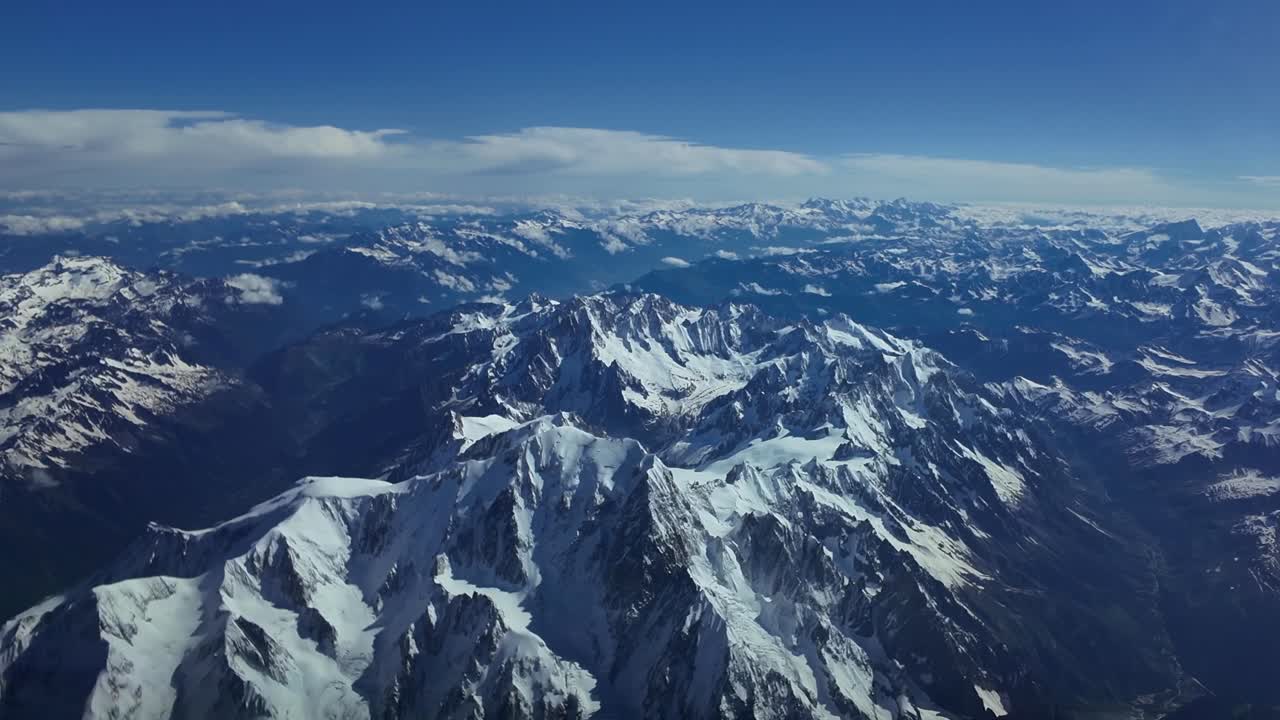 vista aérea elevada de cerca de la cumbre nevada del mont blanc tomada desde una cabina de un avión que sobrevuela el pico a 8000 m de altura
