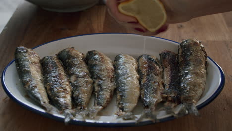 fried sardines with lemon juice