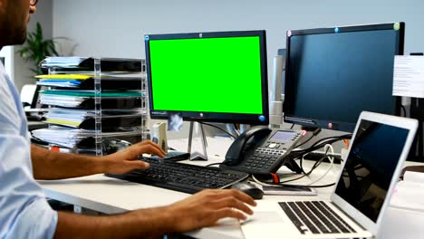 ejecutivo masculino trabajando en portátil y computadora