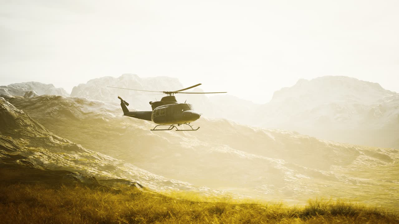 베트남 전쟁 시대의 헬리 ⁇ 터가 산에서 느리게 움직입니다.